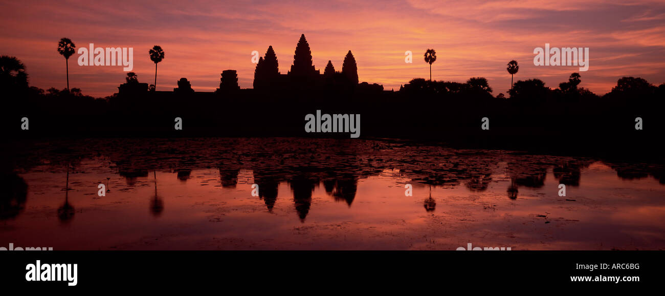 Silhouette et réflexions du temple d'Angkor Vat au lever du soleil, la Province de Siem Reap, Angkor, Cambodge, Indochine Banque D'Images