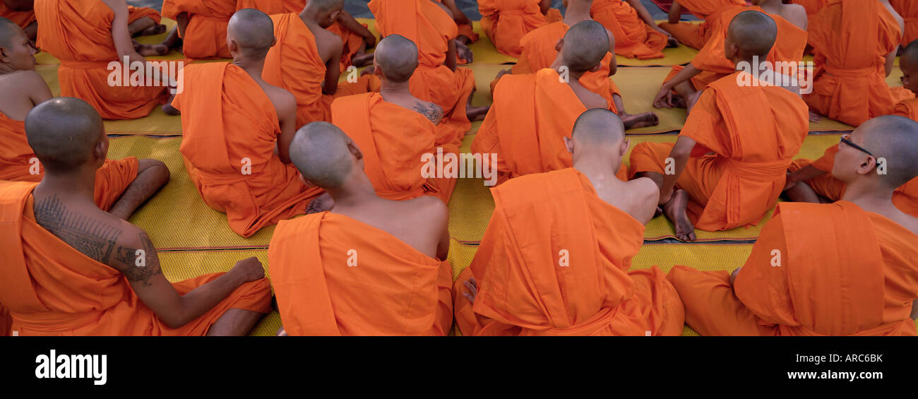 Vue arrière de l'assise des moines bouddhistes en prière réunion, Wat Pho (Wat Po) (Wat Chetuphon), Bangkok, Thaïlande, Asie du Sud-Est, Asie Banque D'Images