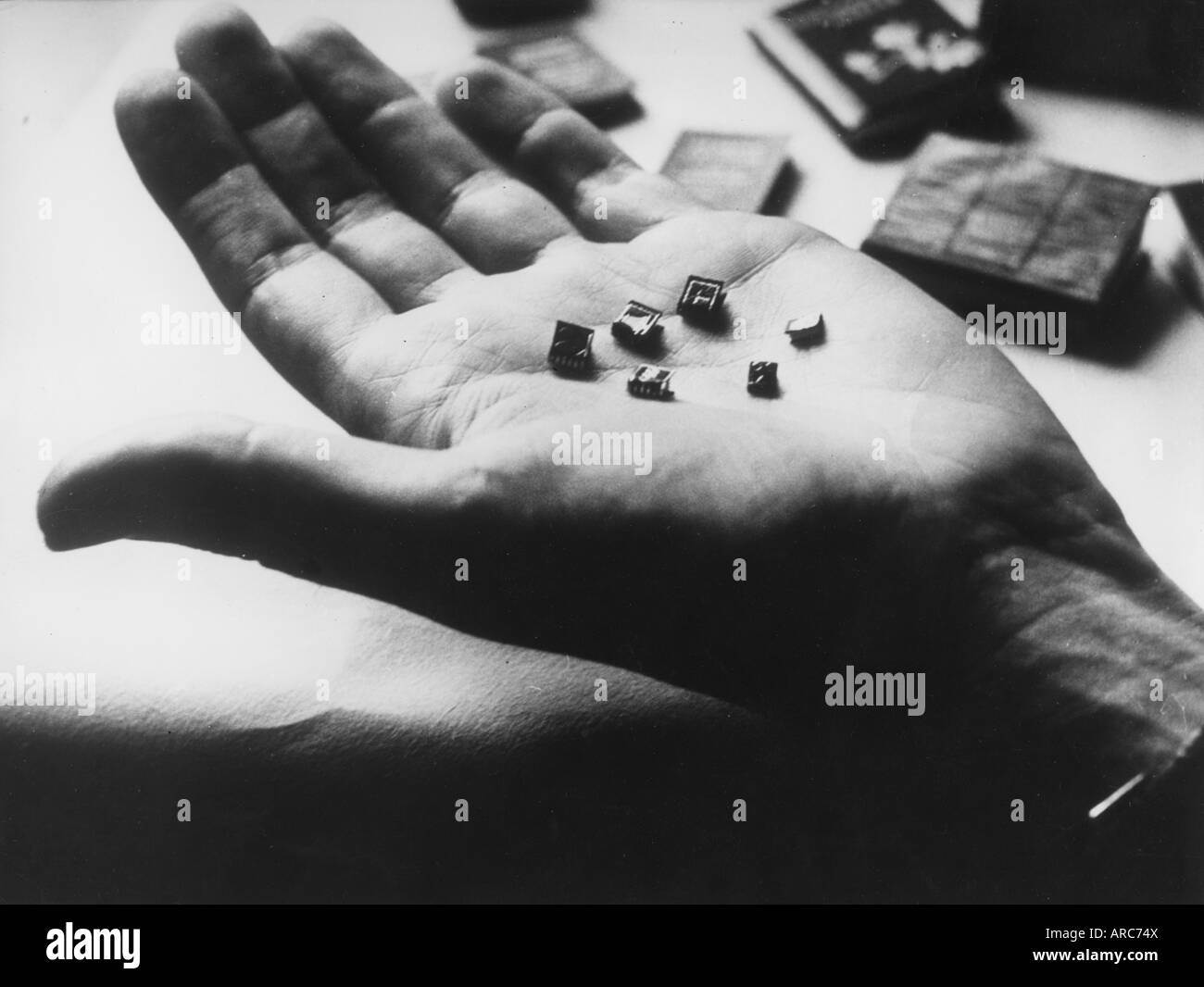 Géographie / voyages, Japon, industrie, livres miniatures, historique, historique, Asie, XXe siècle, livre miniature, main, gens, Banque D'Images