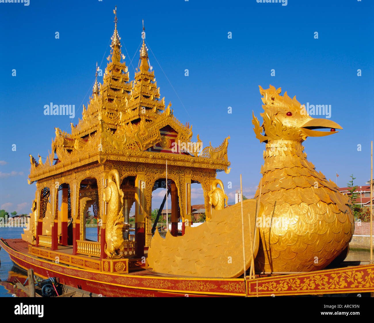 Barge d'or, le lac Inle, Myanmar (Birmanie), l'Asie Banque D'Images