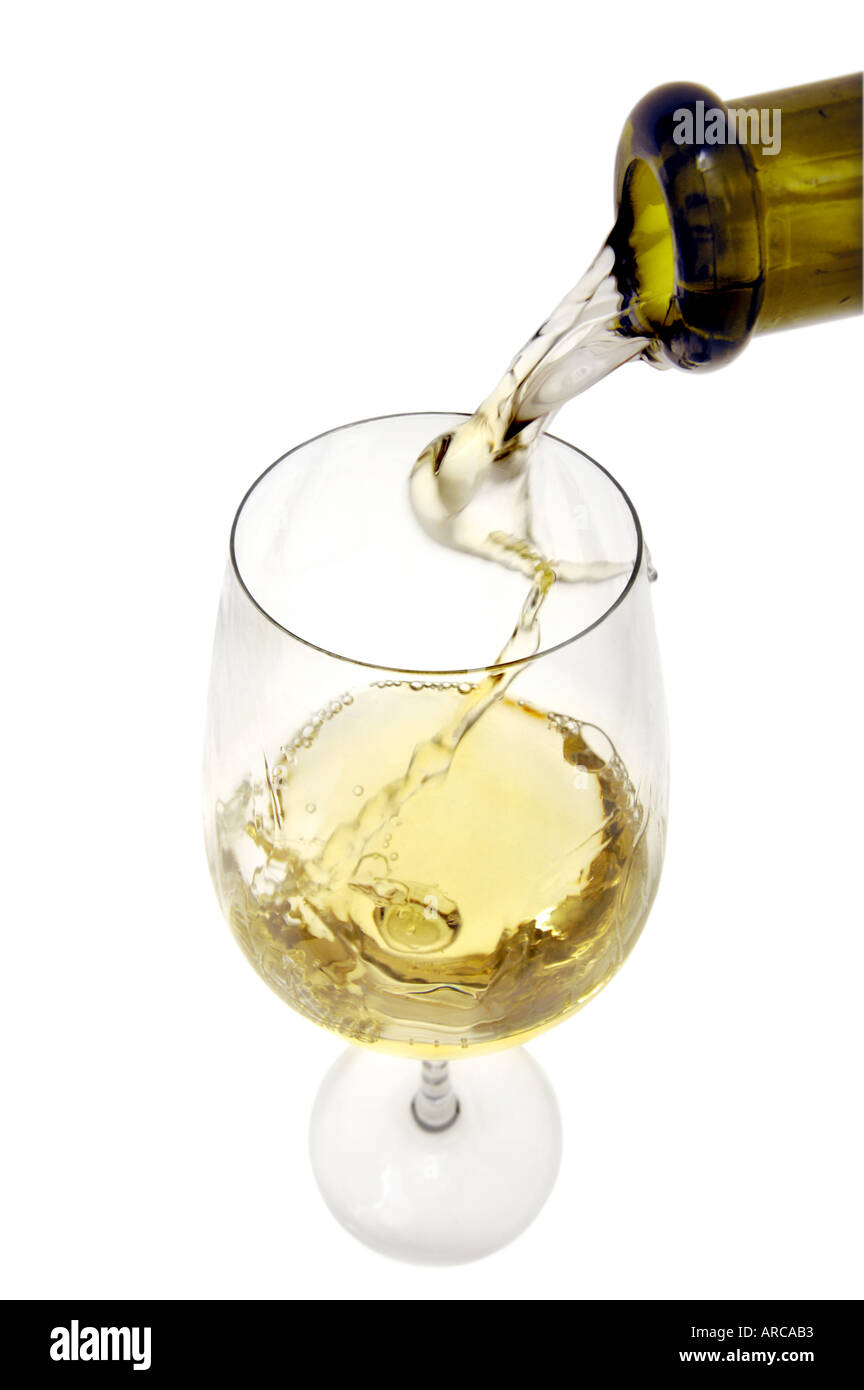Verser le vin blanc dans un verre d'alcool de la vitesse d'action Banque D'Images