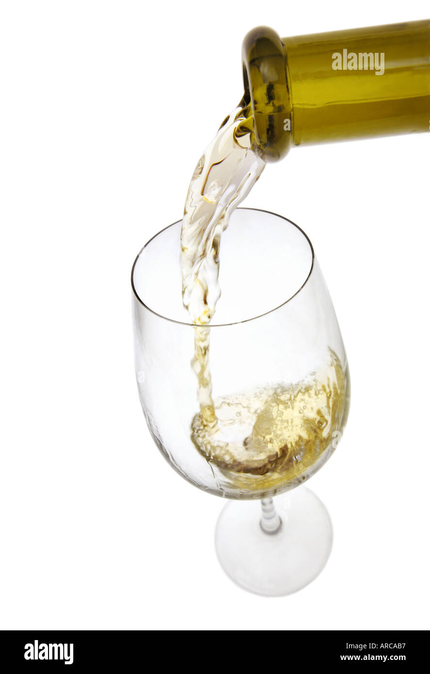 Verser le vin blanc dans un verre Banque D'Images