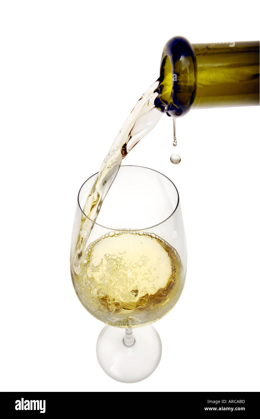 Verser le vin blanc dans un verre Banque D'Images