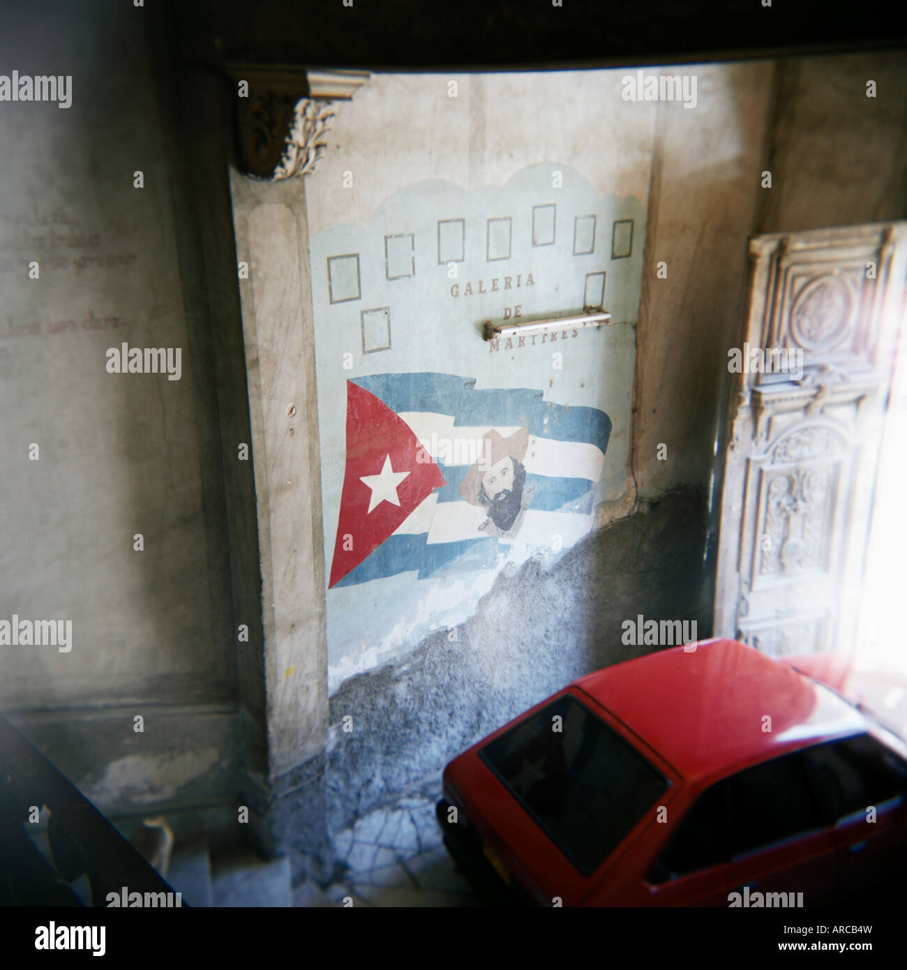 Fresque de Camilo Cienfuegos sur le mur d'un immeuble à appartements, La Havane, Cuba, Antilles, Amérique Centrale Banque D'Images