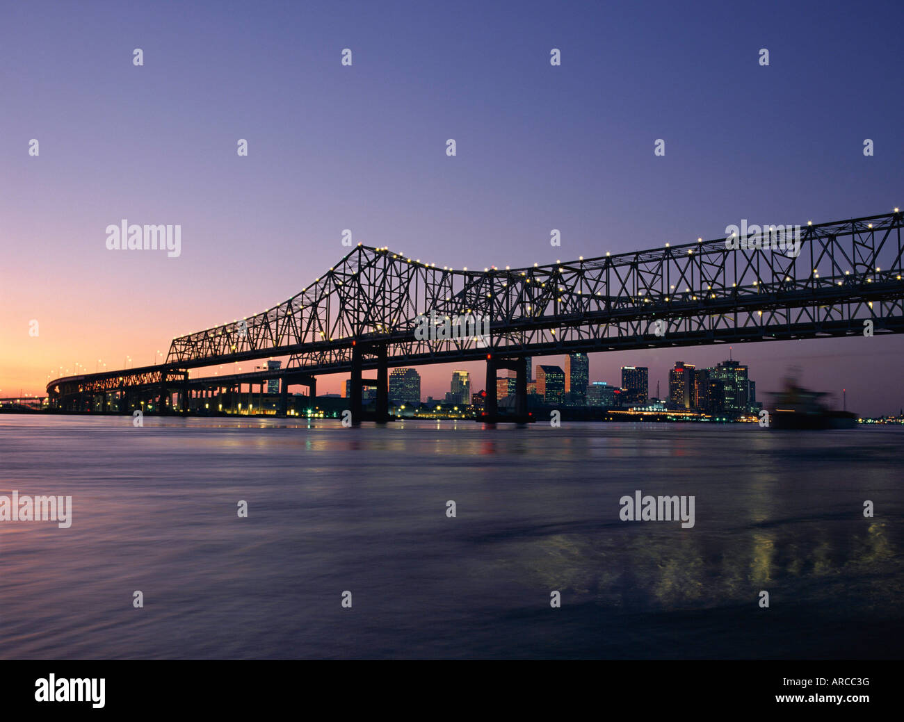 Pont de la rivière du Mississippi dans la soirée et au-delà de la ville, La Nouvelle-Orléans, Louisiane, Etats-Unis d'Amérique (USA), en Amérique du Nord Banque D'Images