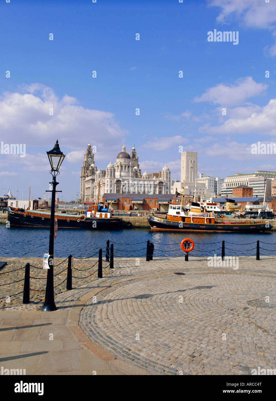 Liver Building et sur les quais, Liverpool, Merseyside, Angleterre Banque D'Images