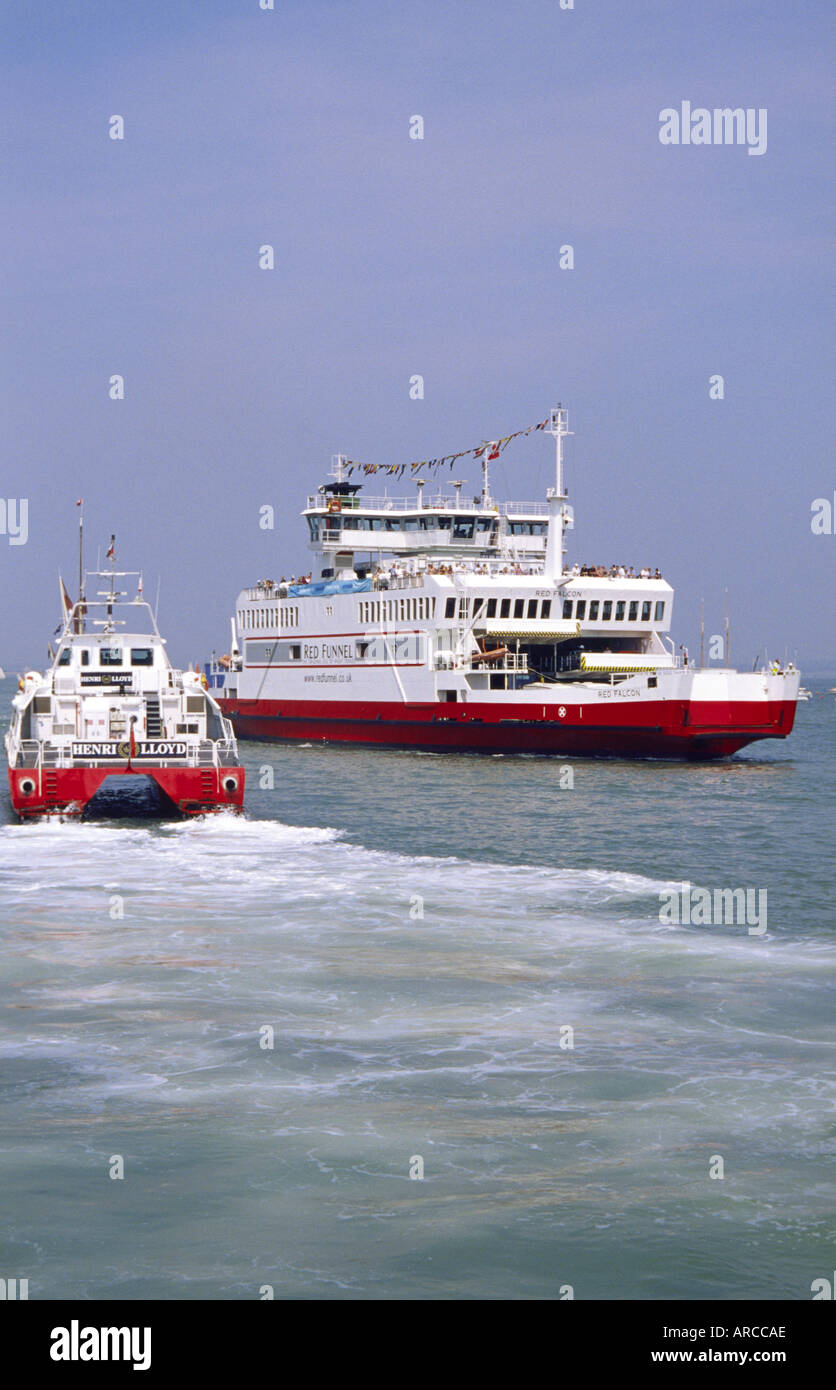 Car-ferry Red Funnel et à Cowes Catamaran Ile de Wight Angleterre UK Banque D'Images