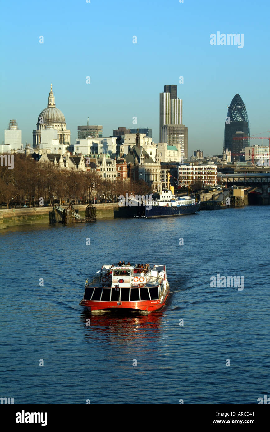 Ville de ville de Londres au-delà de l'Embankment Tamise vus de Waterloo Bridge avec style bateau Bateaux mouches tour Banque D'Images
