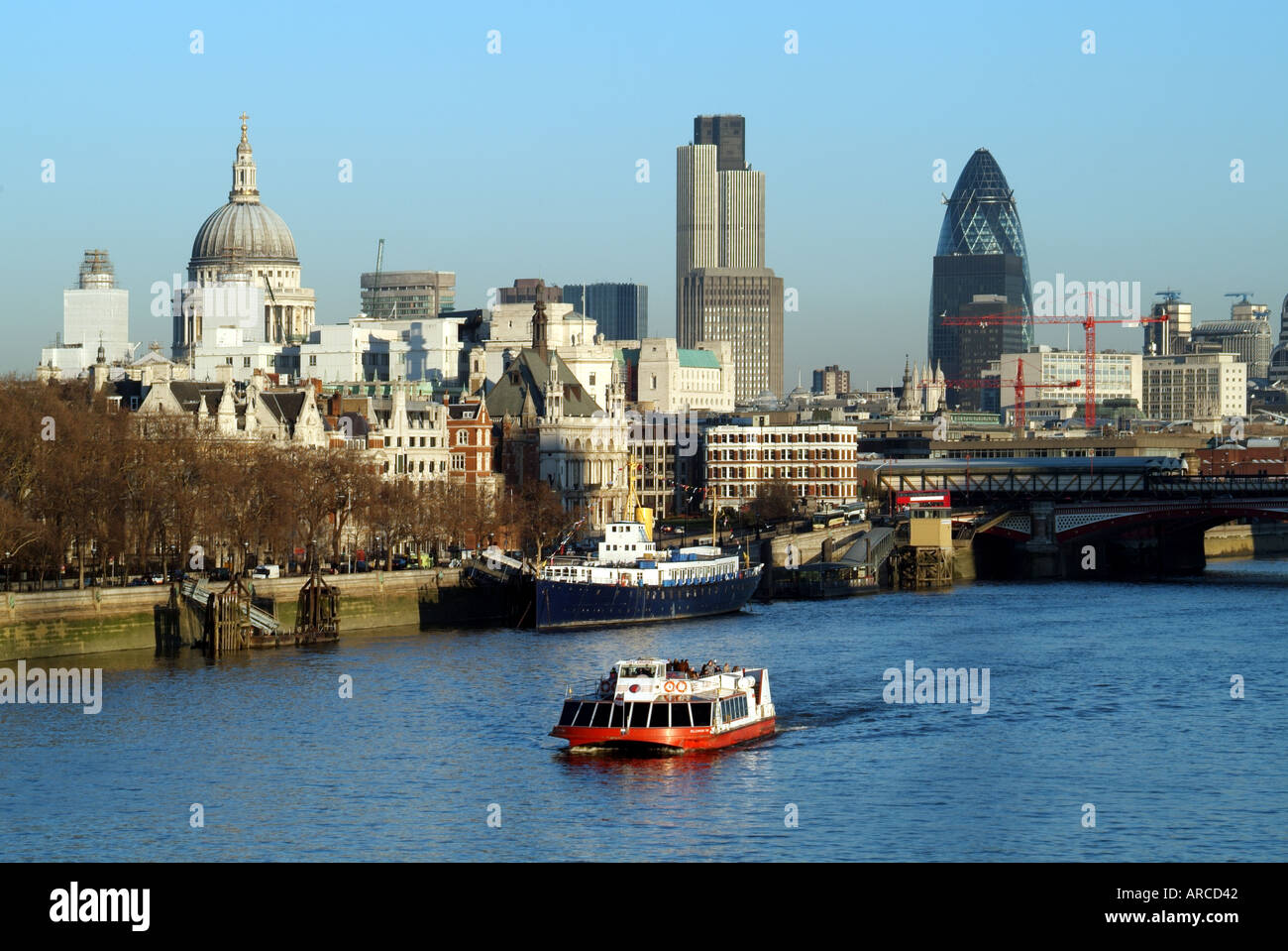 Ville de ville de Londres au-delà de l'Embankment Tamise vus de Waterloo Bridge avec style bateau Bateaux mouches tour Banque D'Images
