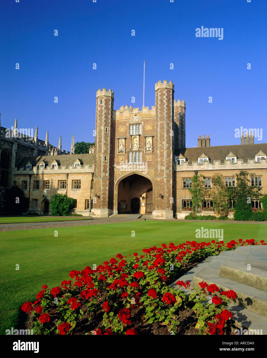 La grande cour, vue de la grande porte, Trinity College, Cambridge, Cambridgeshire, Angleterre, RU Banque D'Images