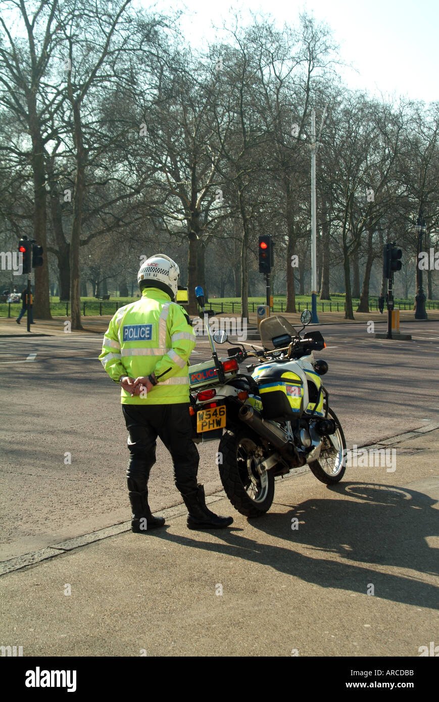 Les parcs royaux de Londres Centre commercial agent de police debout à côté de l'appareil photo de vitesse monté sur moto Banque D'Images