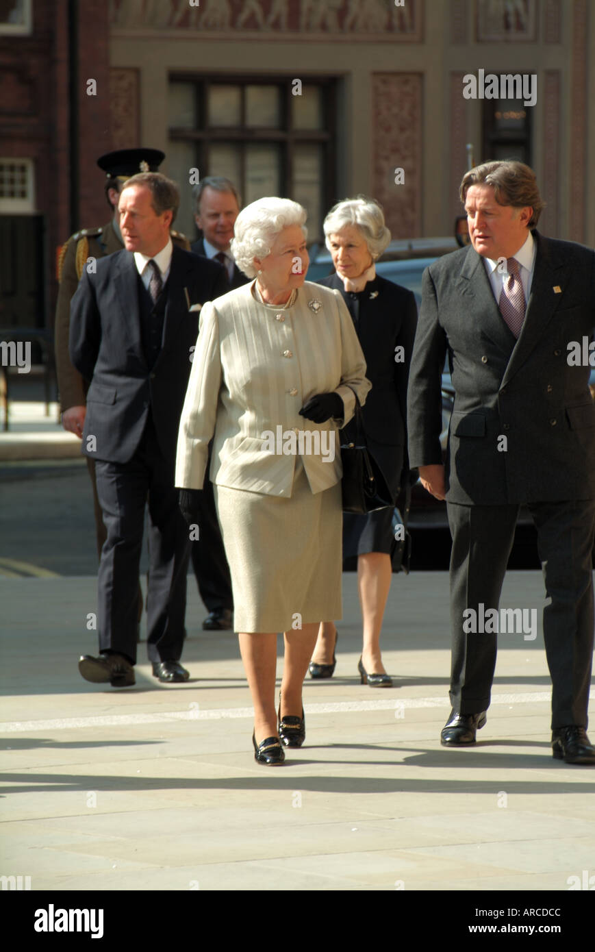 Sa Majesté la Reine Elizabeth Deuxième arrivant Royal Albert Hall ouverture officielle de l'Afrique du porche et d'autres améliorations 2004 London England UK Banque D'Images