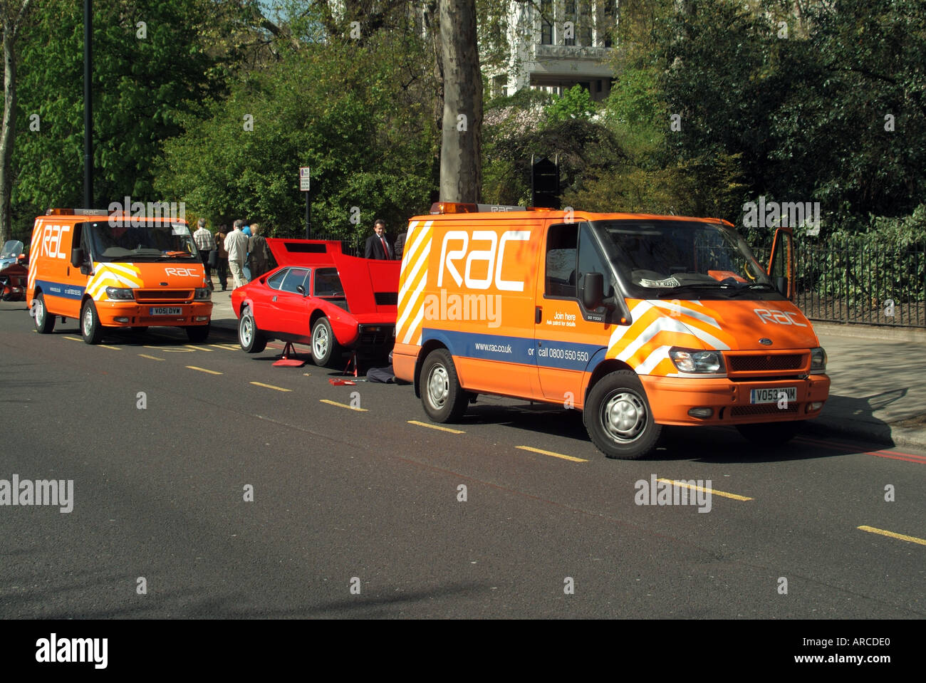 Route de remblai à Londres deux fourgonnettes de secours en panne Ford transit RAC assistent à une voiture rouge cassée sur des doubles lignes rouges en Angleterre au Royaume-Uni Banque D'Images