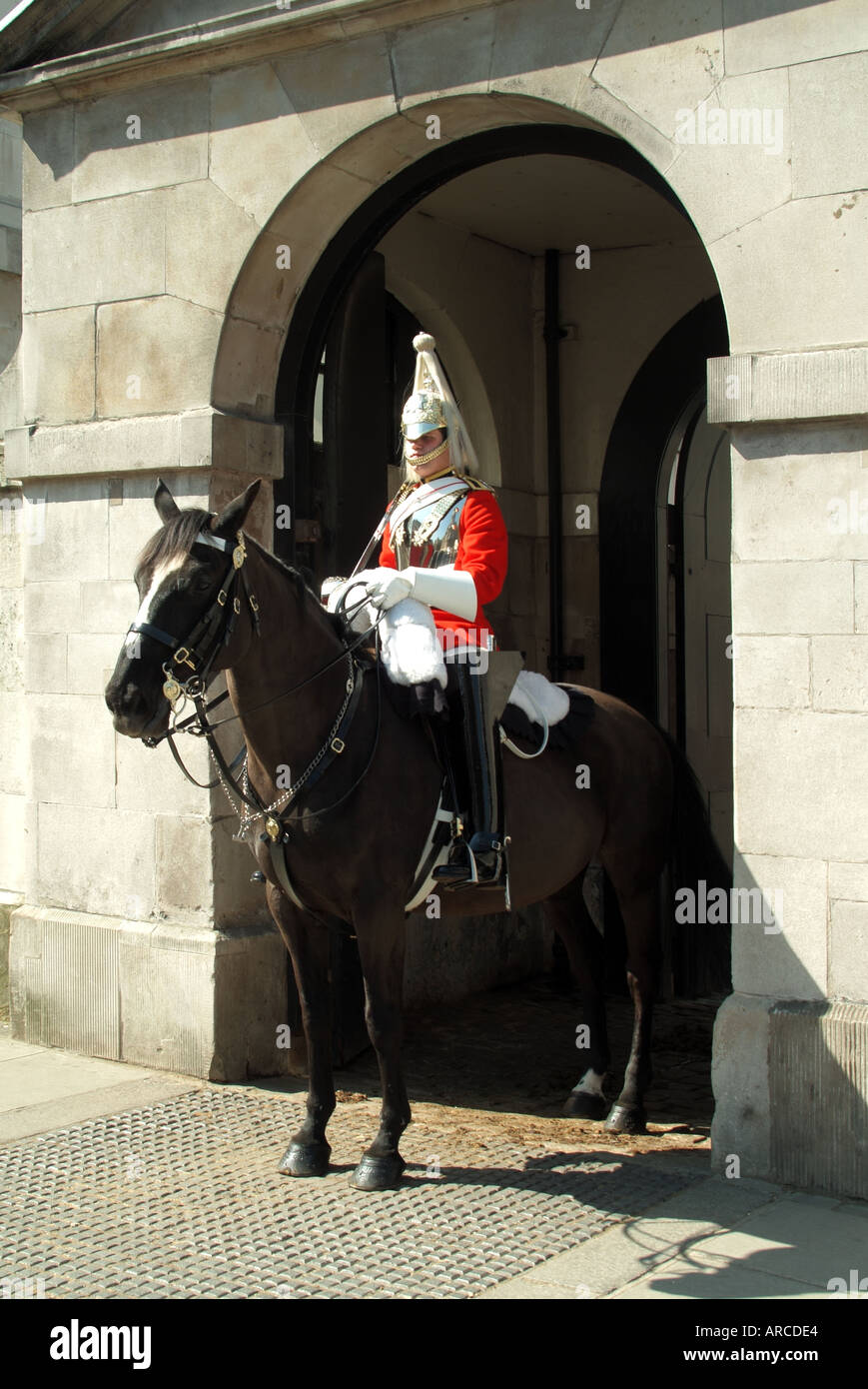 London Whitehall monté le cavalier de la Household Cavalry régiment monté la garde vie service de sentinelle entrée de Horseguards Banque D'Images