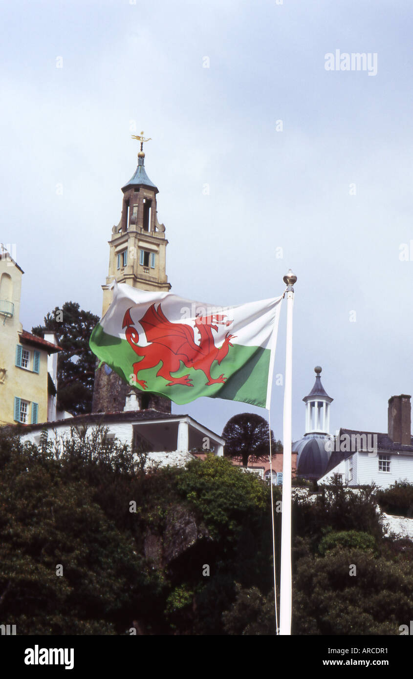 Welsh dragon rouge, le ddraig goch flag flying over portmeirion village gwynedd au Pays de Galles no 2320 Banque D'Images