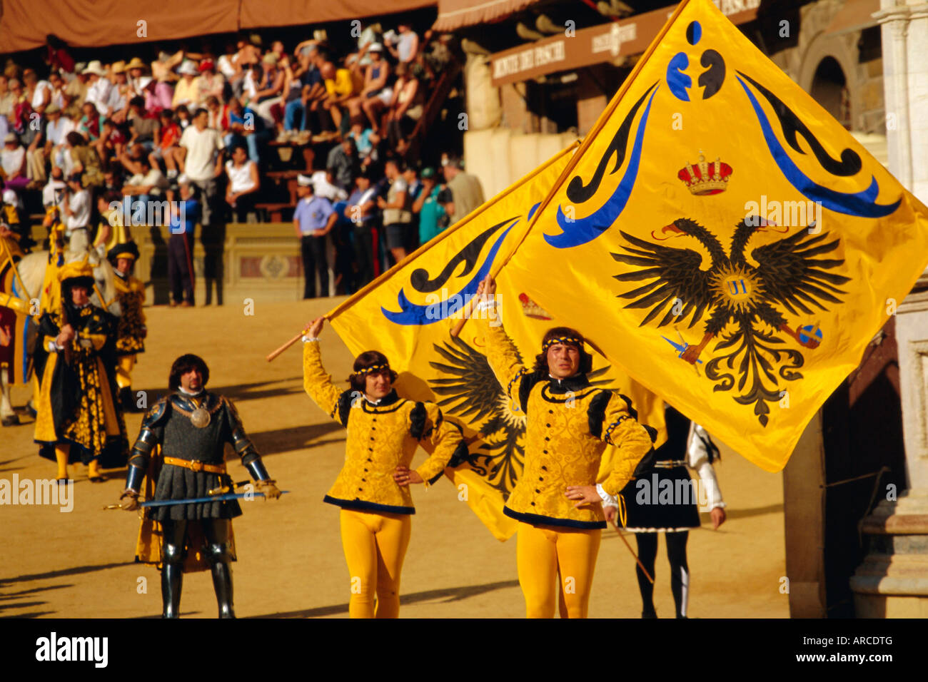 Le Palio, l'étendard de l'Aquila (Aigle), Sienne, Toscane, Italie, Europe Banque D'Images