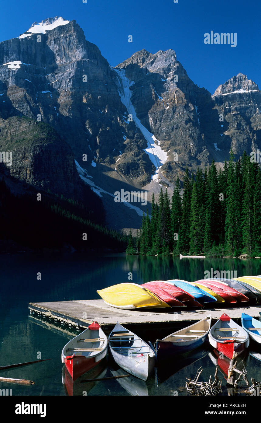 Location de canoës sur la rive du lac Moraine, avec vue sur les Crêtes Wenkchemna, Banff National Park, Alberta, Canada Banque D'Images