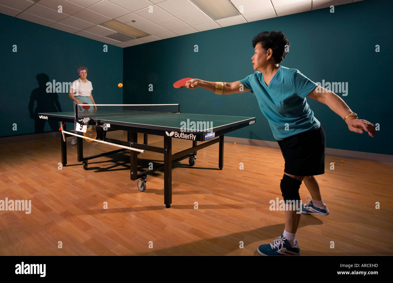 Deux femmes de plus de 70 ans jouer au pingpong une installation d