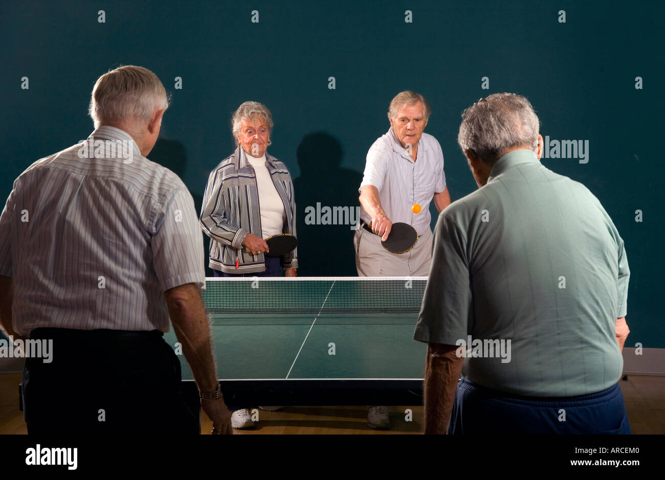 Les hommes âgés et les femmes âgées de leur 70 s pour leur 90 s jouer ping pong modèle libération Banque D'Images