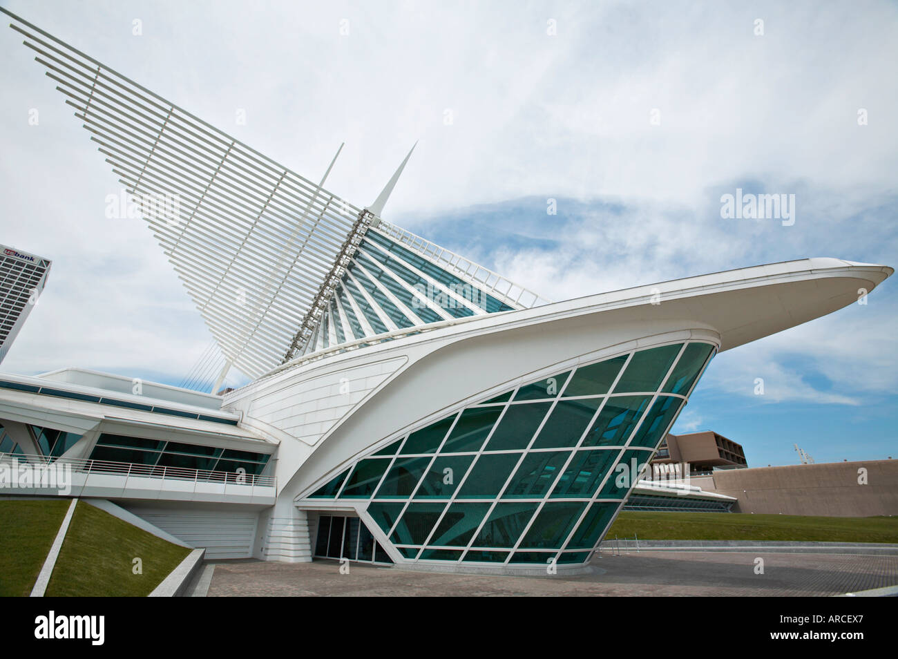 WISCONSIN Milwaukee Art Museum conçu par Santiago Calatrava l'architecture moderne d'extérieur de bâtiment Brise soleil crème solaire ouvrir Banque D'Images