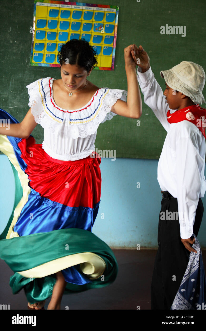 Une visite d'une école du Costa Rica sur une aventure en famille maison de vacances où les enfants ont dansé en costumes traditionnels Banque D'Images