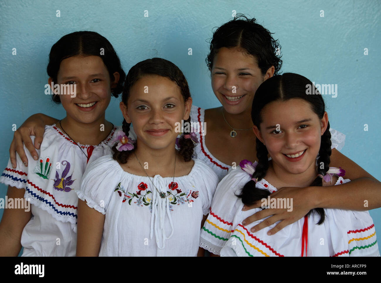 Une visite d'une école du Costa Rica sur une aventure en famille maison de vacances où les enfants ont dansé en costumes traditionnels Banque D'Images