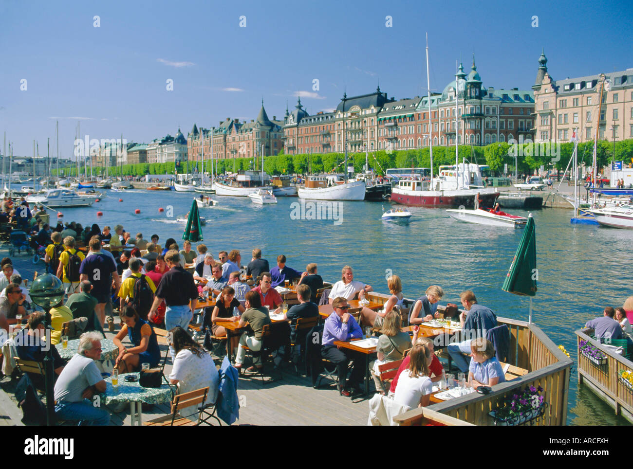 Le front de mer, restaurants et Strandvagen bateaux dans le centre-ville, Stockholm, Suède, Scandinavie, Europe Banque D'Images