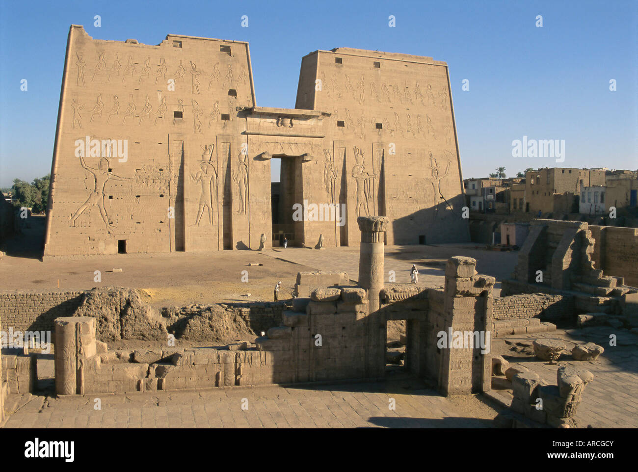 Avant-cour et pylône, le temple d'Horus, site archéologique, Edfou, Egypte, Afrique du Nord, Afrique Banque D'Images