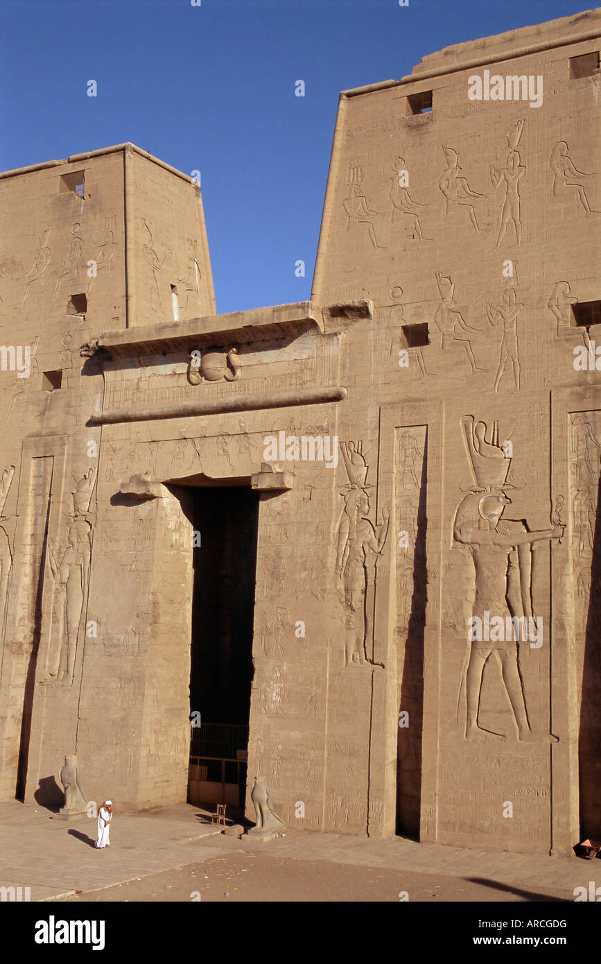 Pylône, le temple d'Horus, site archéologique, Edfou, Egypte, Afrique du Nord, Afrique Banque D'Images
