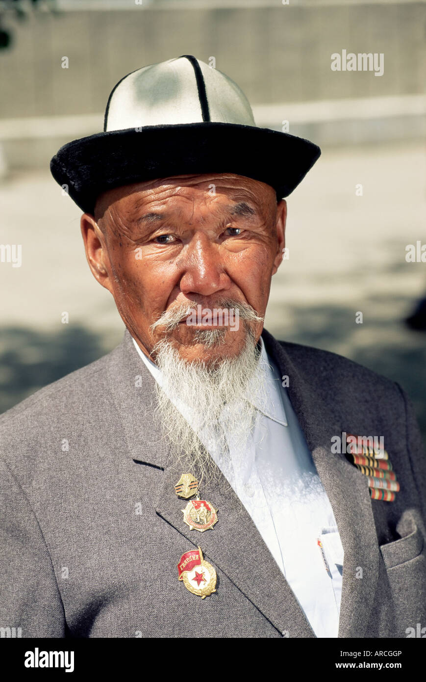 Portrait d'un vieil homme avec Kirghiz Héros de l'Union soviétique, Naryn, médaille du Kirghizistan, de l'Asie centrale, d'Asie Banque D'Images