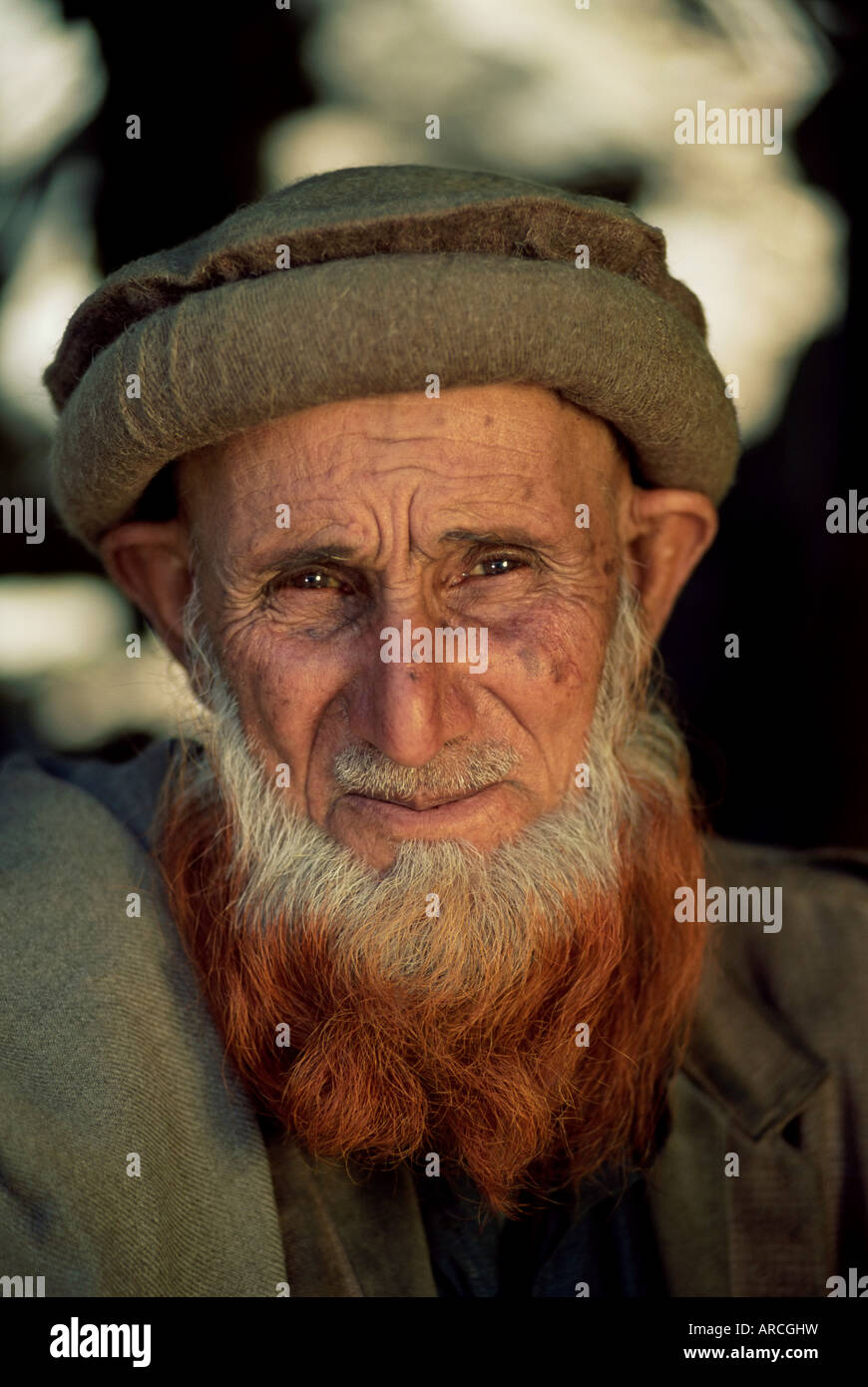 Vieil homme hennaed avec barbe, près de kalam, vallée de Swat, au Pakistan, en Asie Banque D'Images