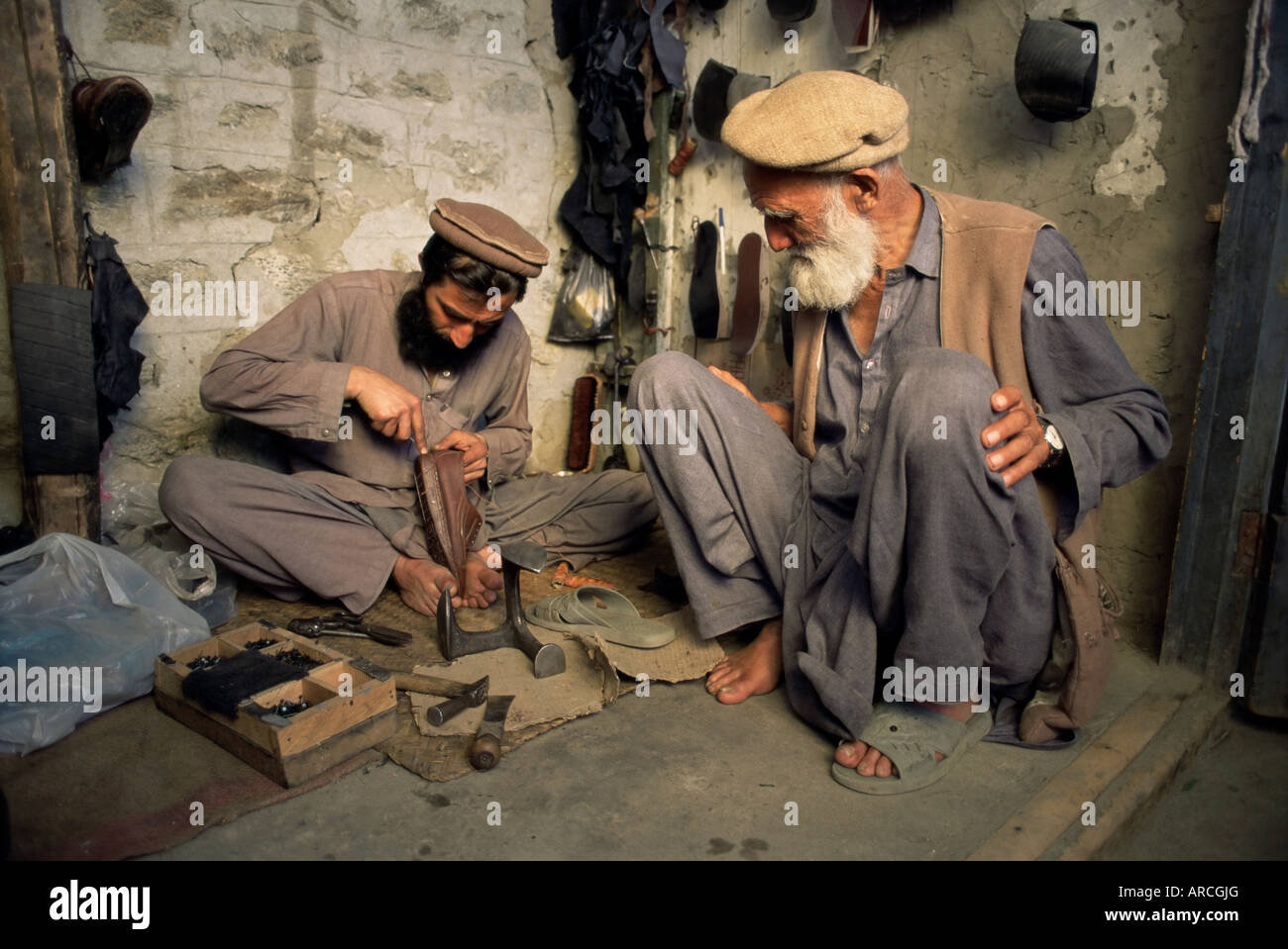 L'atelier de réparation de chaussures, Gilgit, Pakistan, Asie Banque D'Images