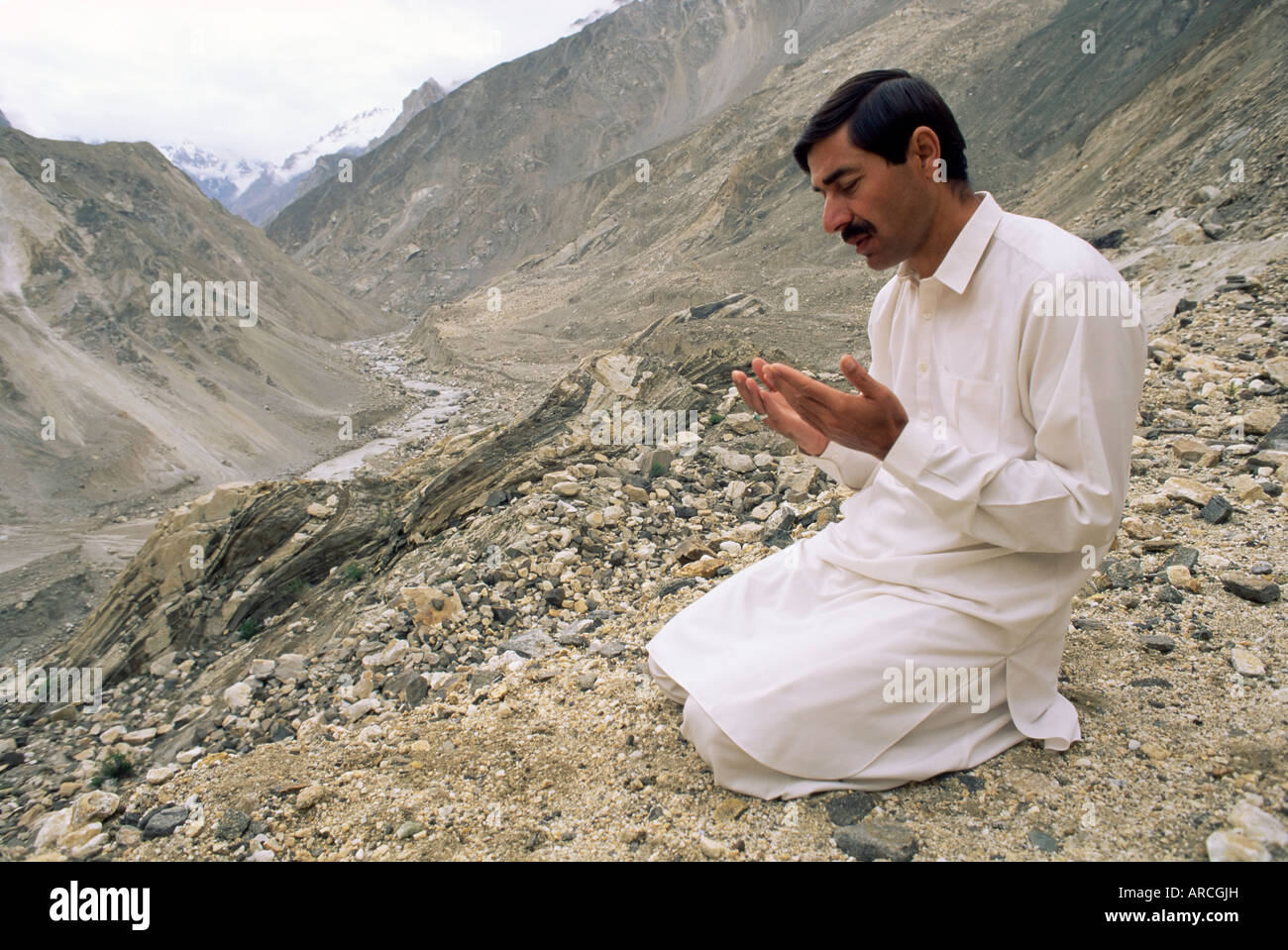 Pilote musulman priant, Karakorum Highway, au nord de la vallée de Hunza, Karimabad, Pakistan, Asie Banque D'Images