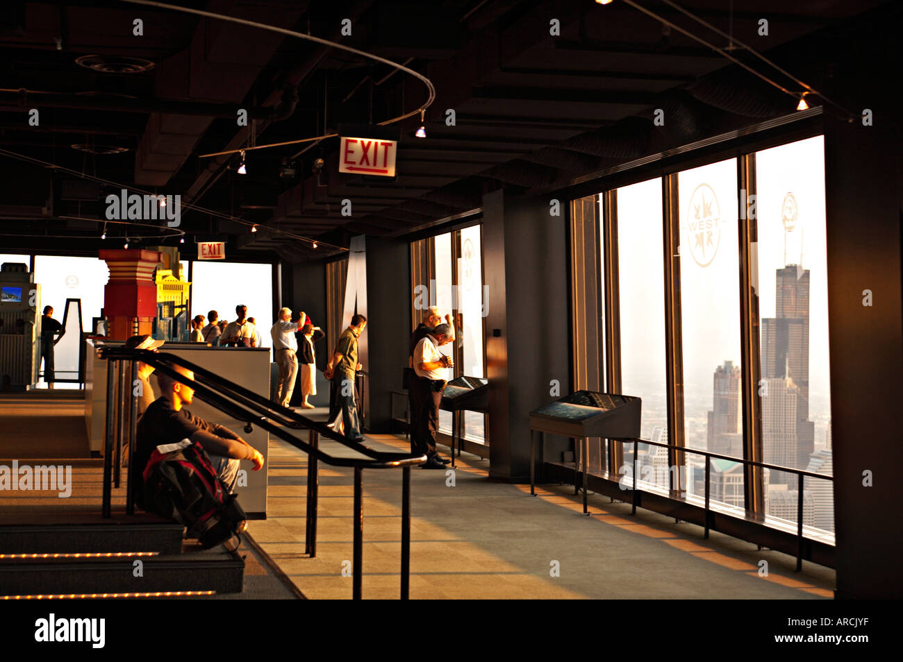 Nuit Chicago Illinois intérieur de l'Observatoire Hancock vue pont de Sears Tower visiteurs par windows et s'asseoir sur les marches Banque D'Images