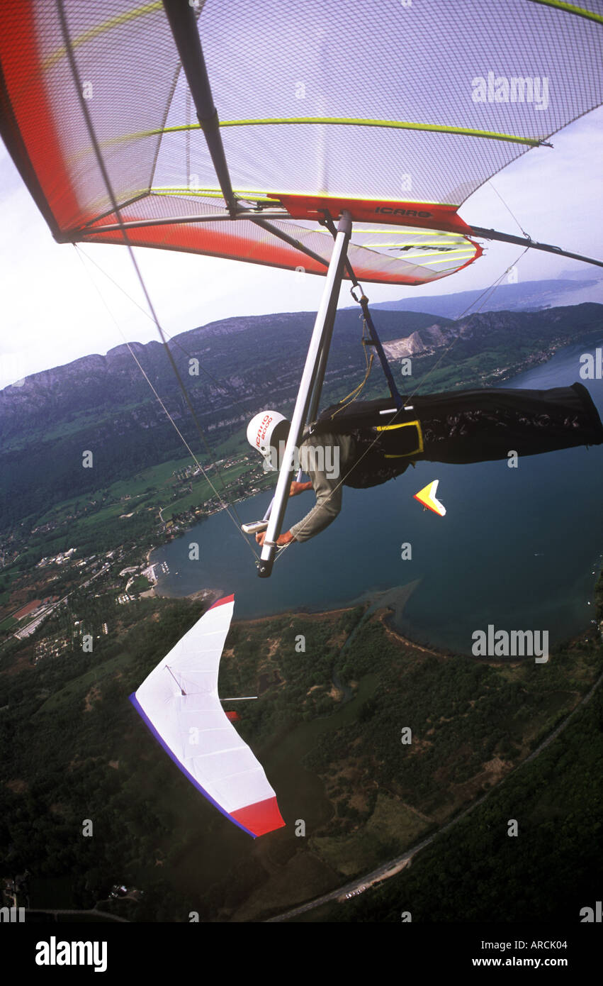 Vol en deltaplane tiré sur le lac d'annecy France Banque D'Images