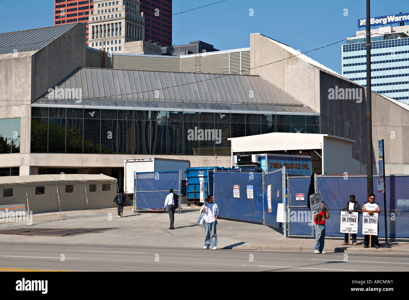Chicago Illinois grève les hommes tiennent à l'extérieur des panneaux de projet de construction de l'Institut d'Art Banque D'Images