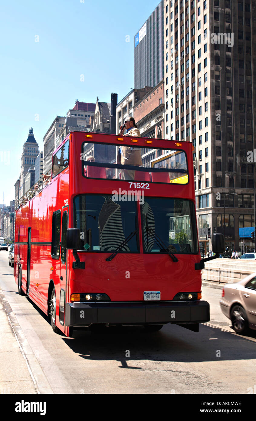L'ILLINOIS Chicago Tour guide sur le pont supérieur du bus à impériale rouge sur Michigan Avenue Banque D'Images