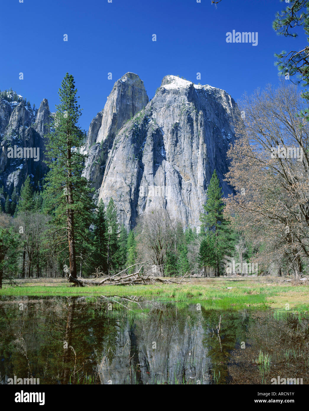 Les roches de la cathédrale reflète dans l'eau, Yosemite National Park, UNESCO World Heritage Site, Californie, Etats-Unis (USA), en Amérique du Nord Banque D'Images