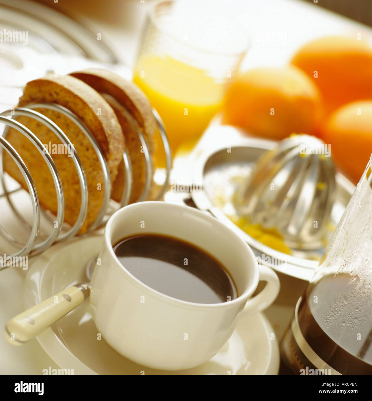 Le petit-déjeuner, du café, du pain grillé, du jus d'orange Banque D'Images