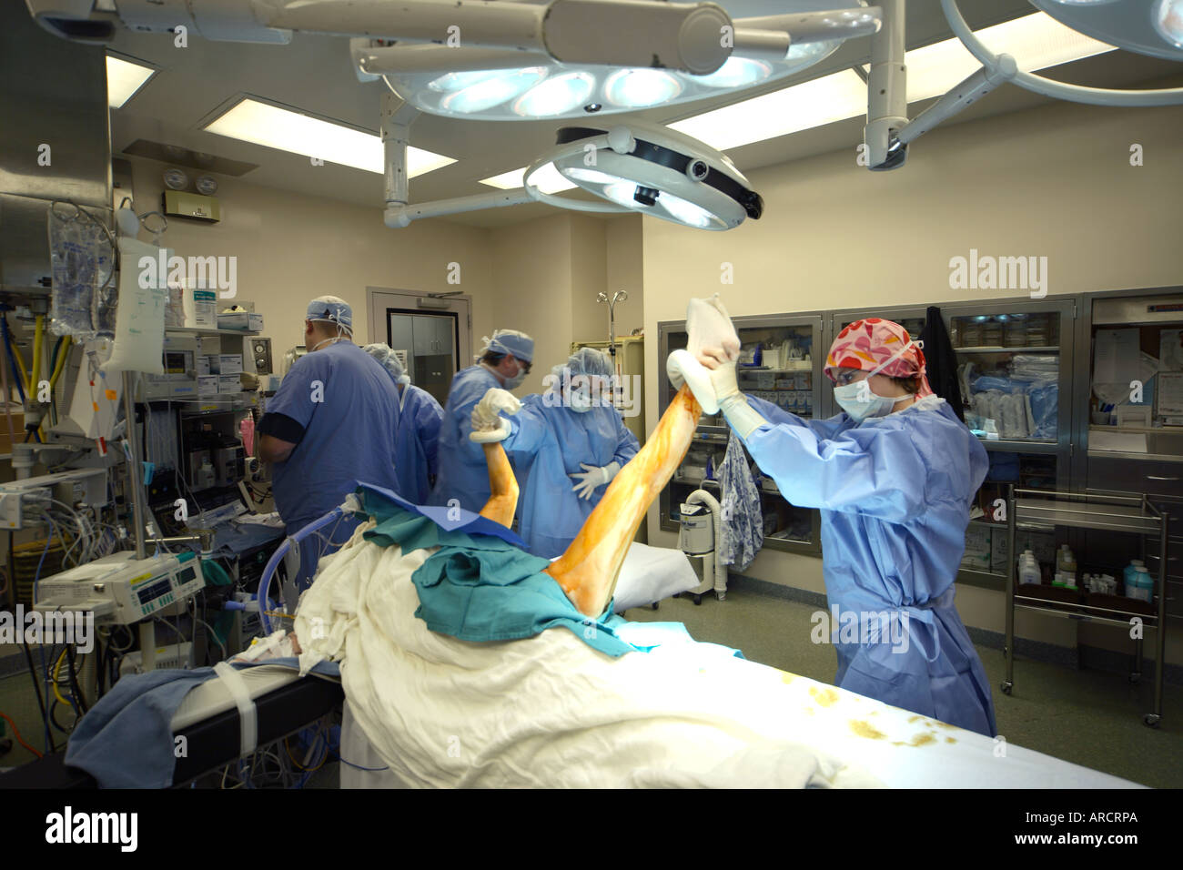 Une chirurgie vasculaire d'opération où un patient est sur le point de subir une-fémorale gauche artère tibiale postérieure Banque D'Images Une chirurgie vasculaire d'opération où un patient est sur le point de subir une-fémorale gauche artère tibiale postérieure Banque D'Images
