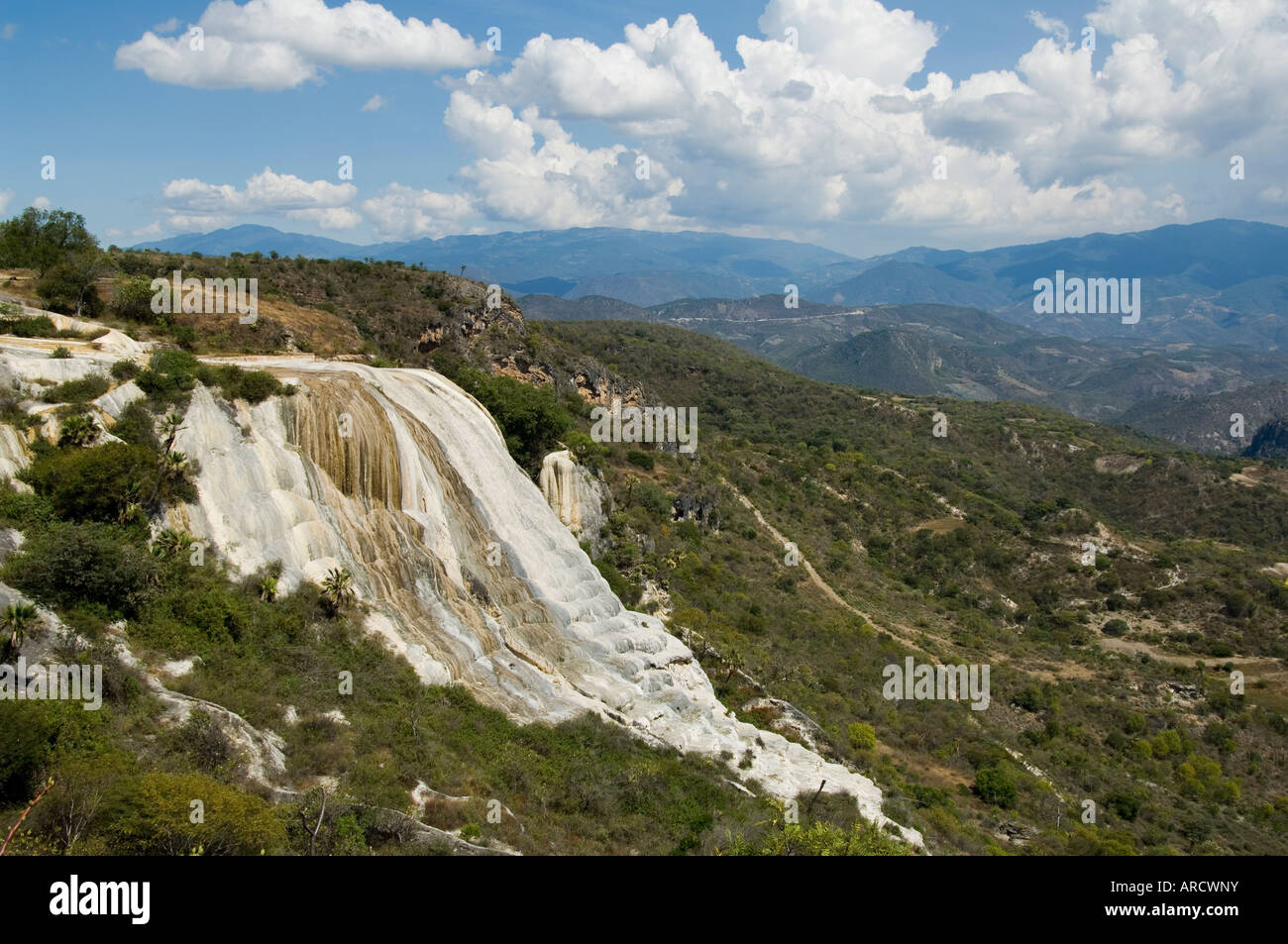 Hierve el Agua (l'eau bout), de l'eau riche en minéraux de bulles de la montagne et se déverse sur le bord, Oaxaca, Mexique Banque D'Images