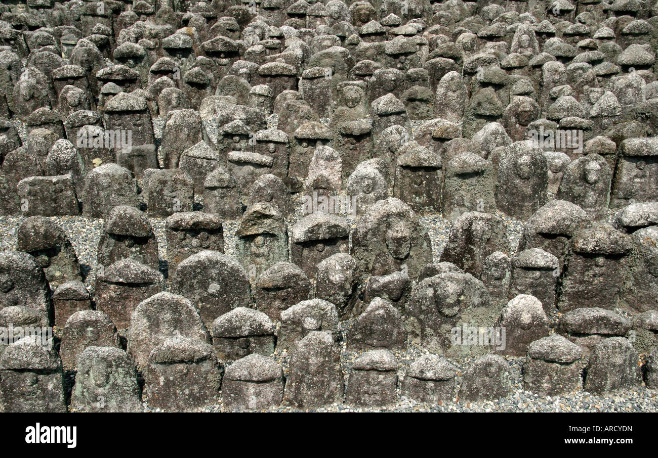 Les statues de Bouddha à Adashino Nenbutsu-ji Temple et sanctuaire, Kyoto, Japon Banque D'Images