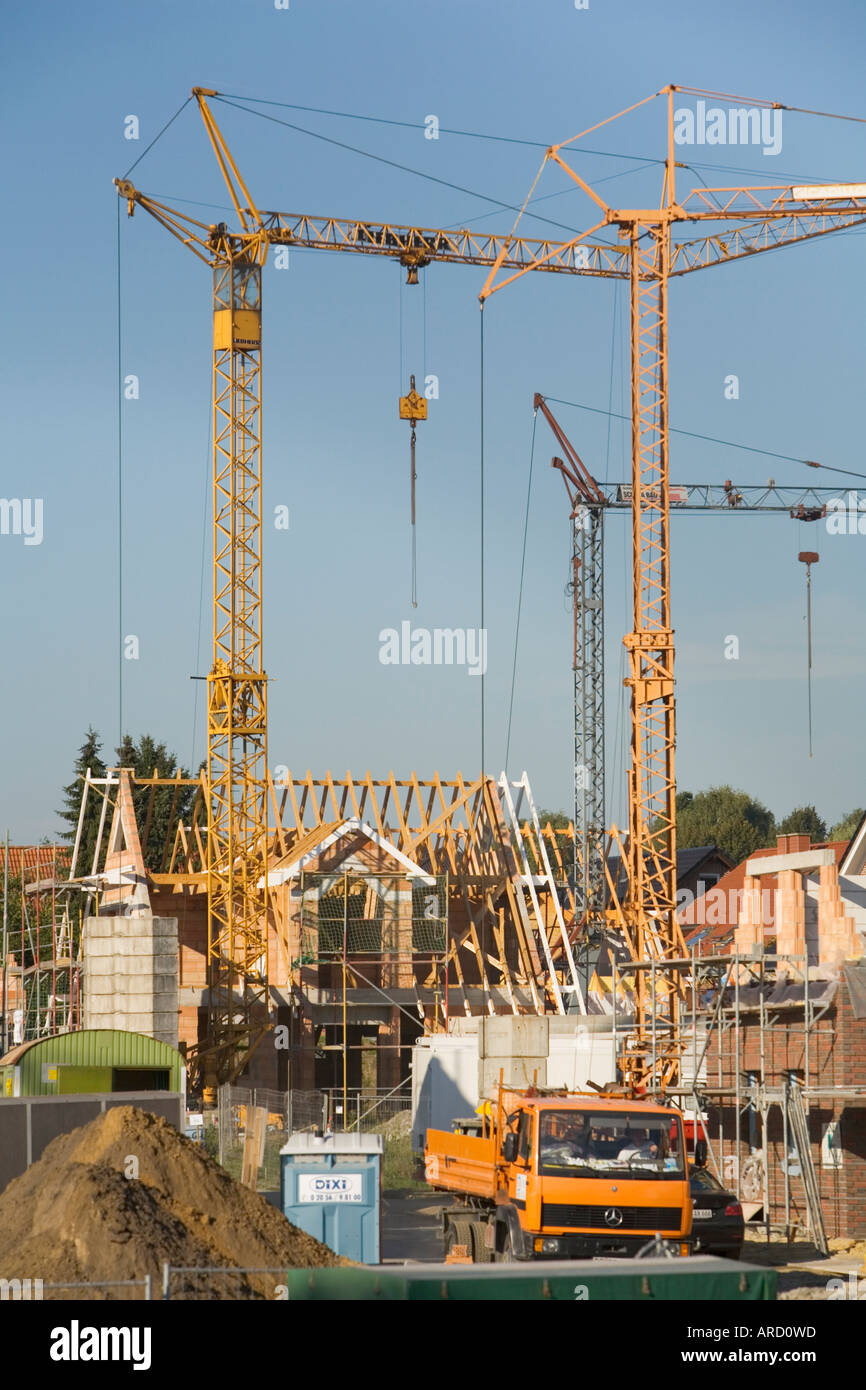 Grues de construction au-dessus du chantier de construction d'une nouvelle zone résidentielle Banque D'Images