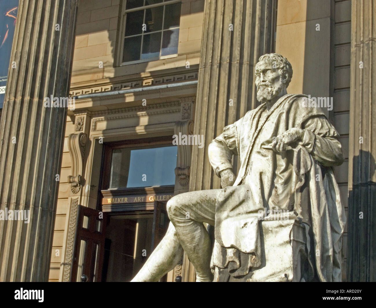 Statue de Michel-Ange à l'entrée de la Walker Art Gallery, Liverpool Banque D'Images