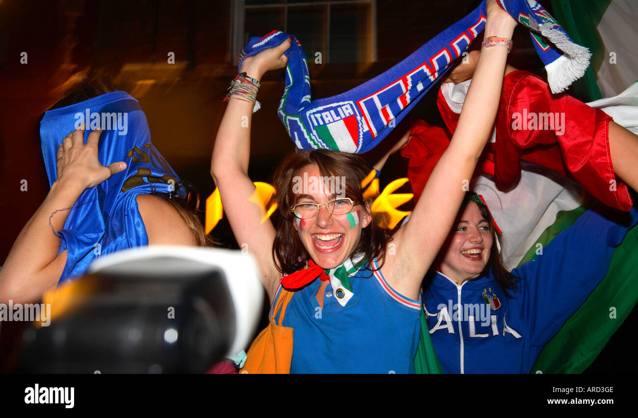 Fans italiens célébrant l'extérieur Bar Italia, après avoir remporté la Coupe du monde 2006 contre la France, Soho, Londres Banque D'Images