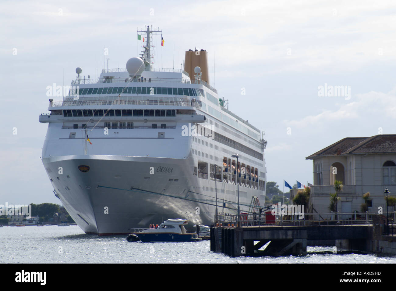 Au sud ouest de l'Irlande West Cork Cobh Harbour et ville célèbre pour Titanic et Lusitania SS départs croisière Oriana bateau amarré Banque D'Images