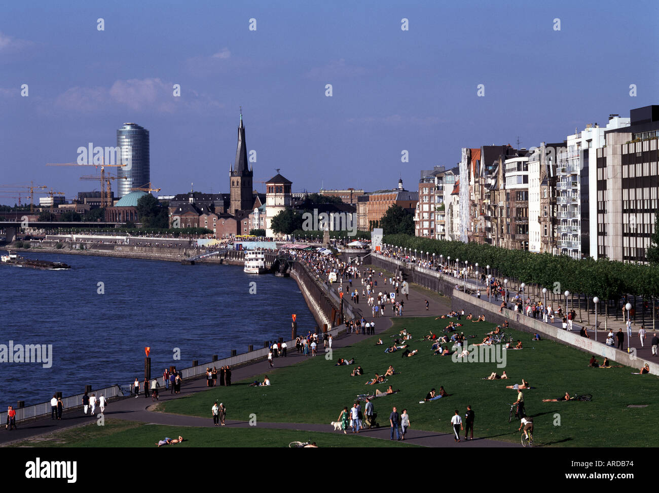 Düsseldorf, Rheinuferpromenade, Blick von der Kniebrücke Banque D'Images
