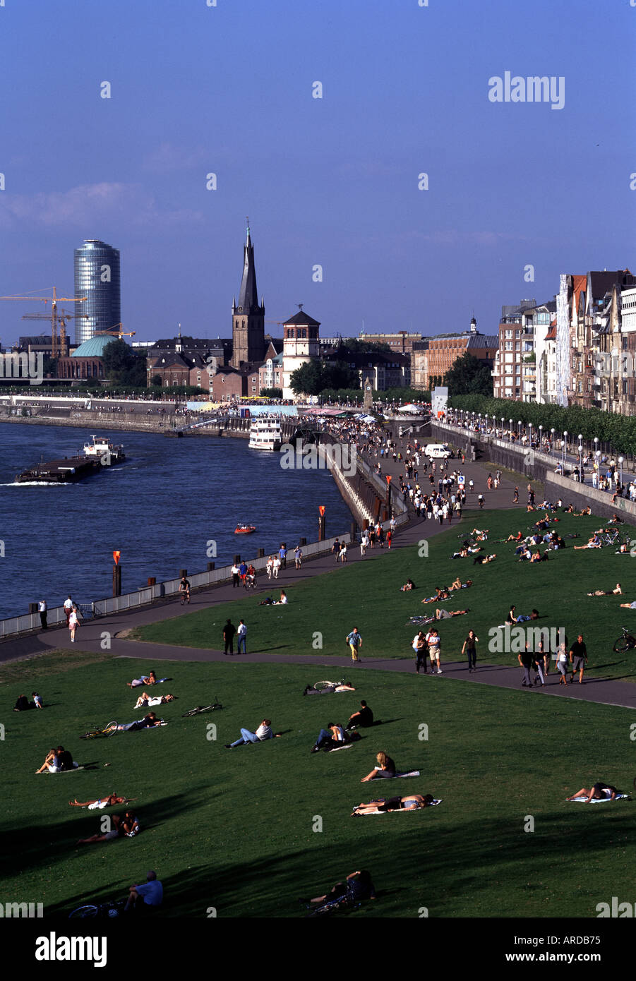 Düsseldorf, Rheinuferpromenade, Blick von der Kniebrücke Banque D'Images