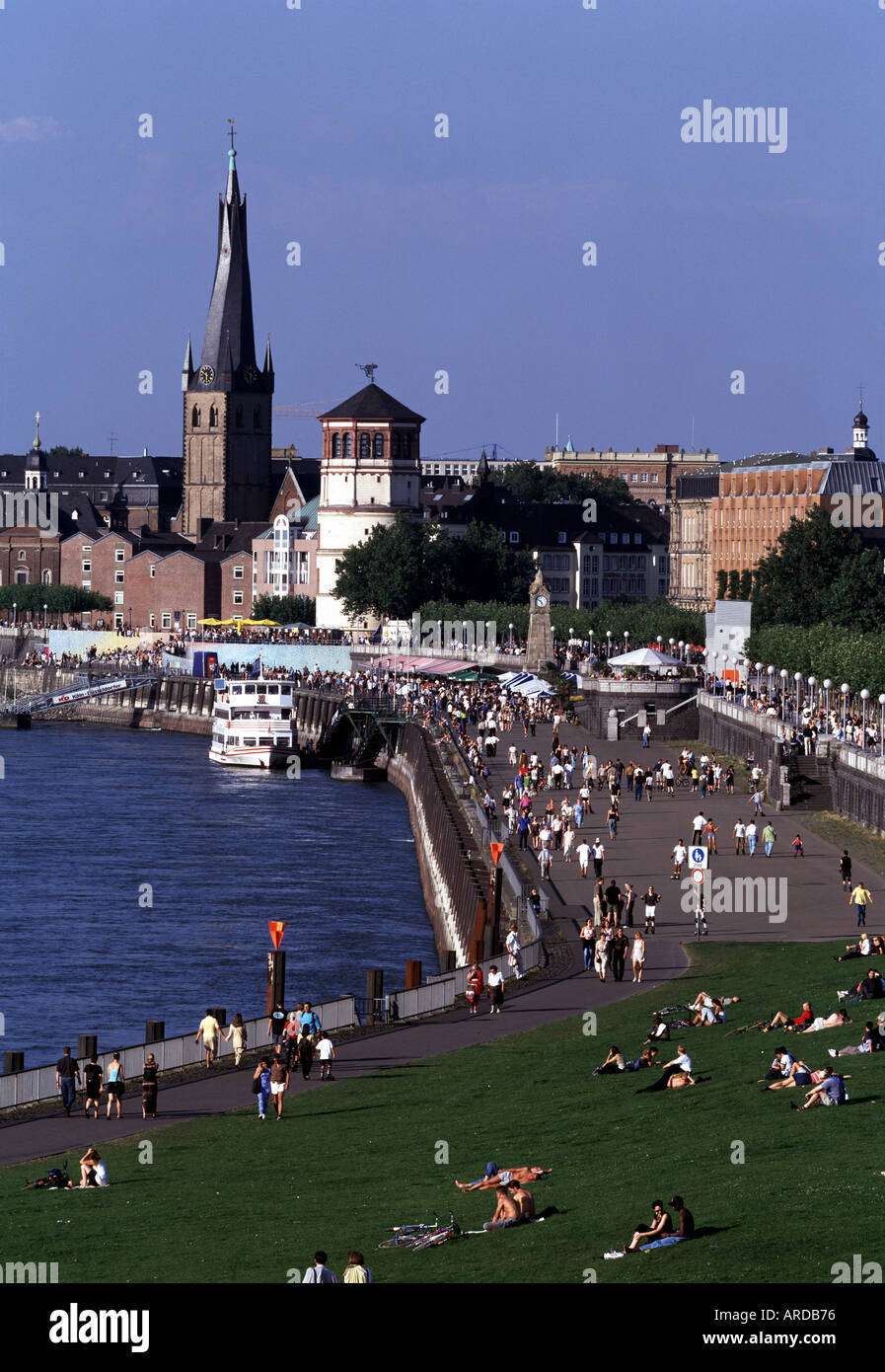 Düsseldorf, Rheinuferpromenade, Blick von der Kniebrücke Banque D'Images