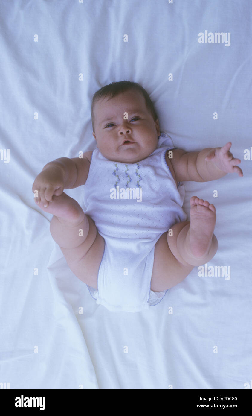 Baby girl, 6 mois, couché sur son dos Banque D'Images